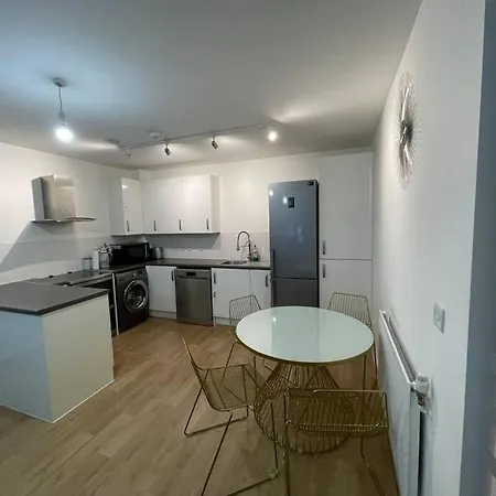 Spacious 2 Bedroom Modern Flat & Parking London Exterior photo