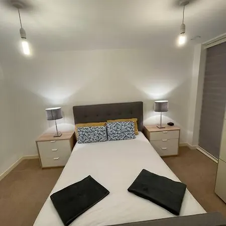 Spacious 2 Bedroom Modern Flat & Parking London Exterior photo