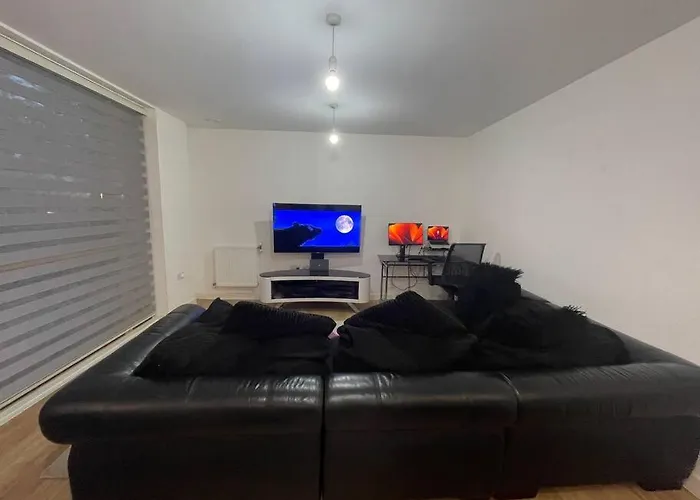Spacious 2 Bedroom Modern Flat & Parking