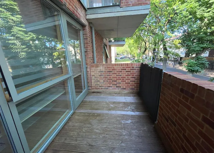 Spacious 2 Bedroom Modern Flat & Parking