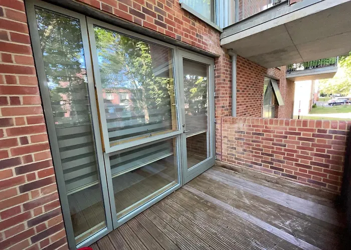 Spacious 2 Bedroom Modern Flat & Parking