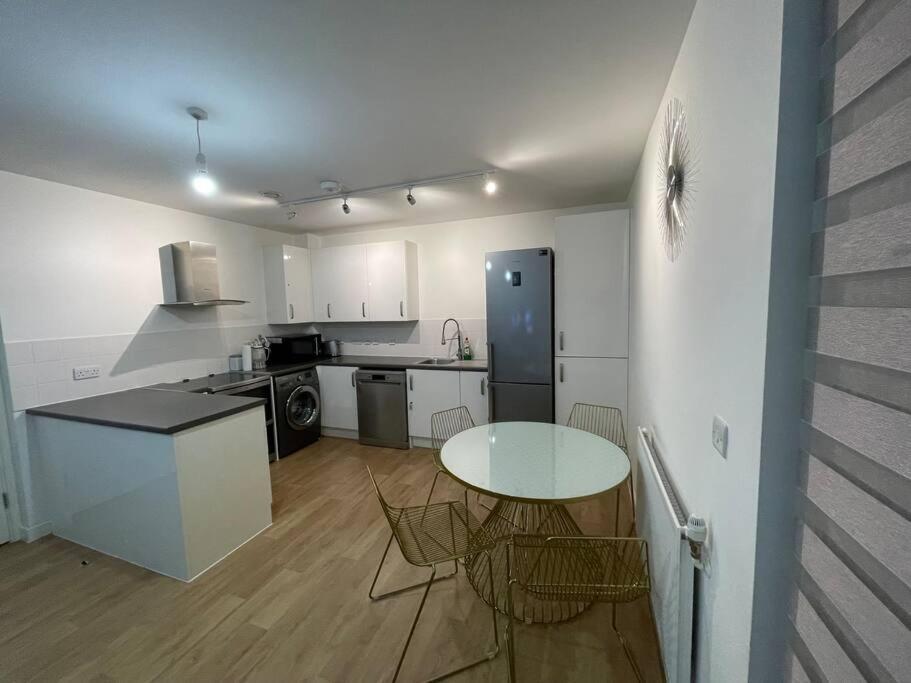 Spacious 2 Bedroom Modern Flat & Parking