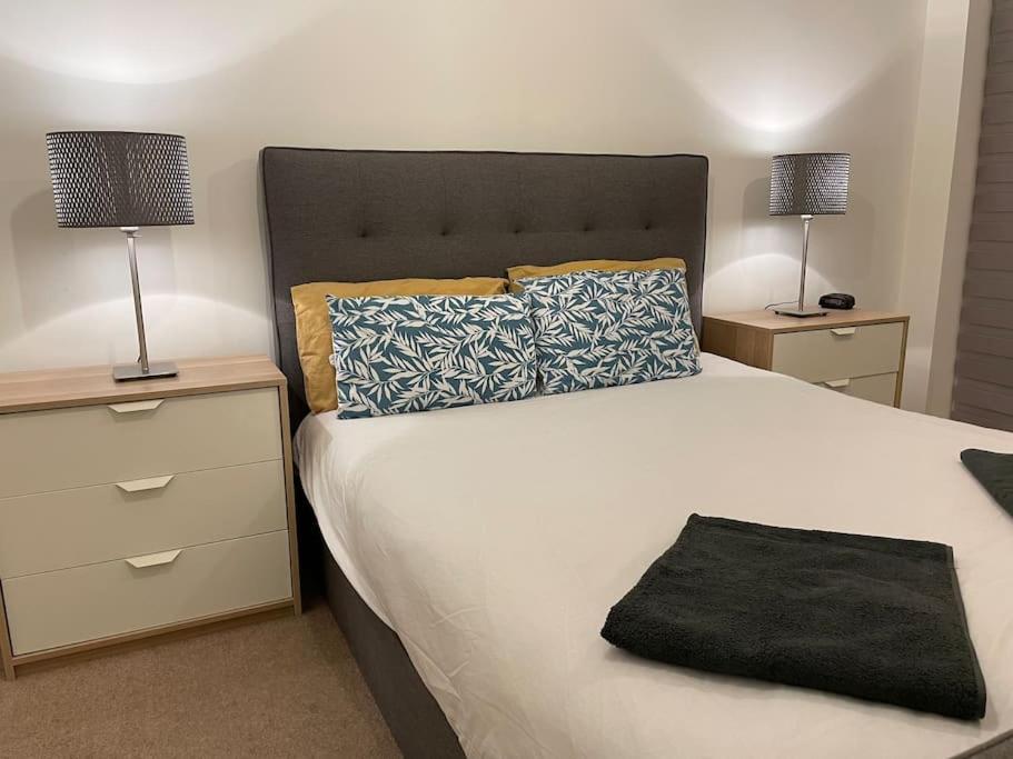 Spacious 2 Bedroom Modern Flat & Parking London