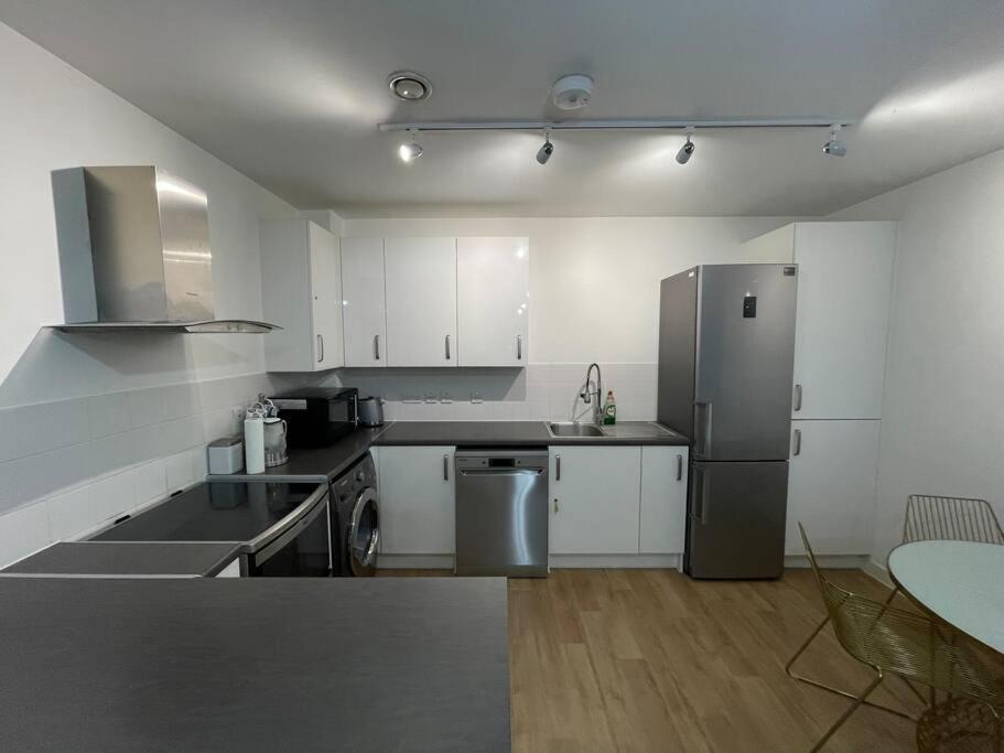 Apartamento Spacious 2 Bedroom Modern Flat & Parking Londres