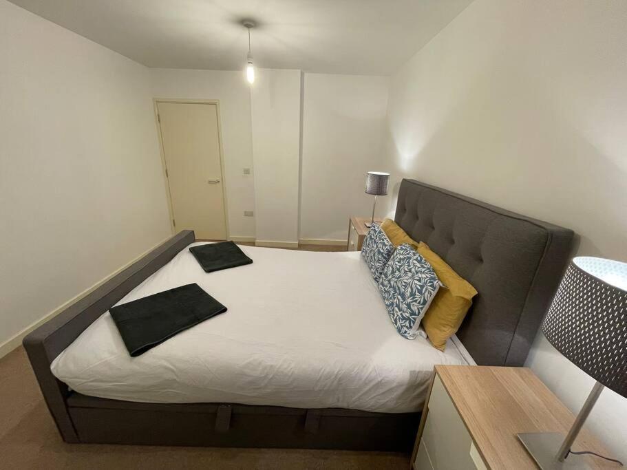 Spacious 2 Bedroom Modern Flat & Parking Apartment *
