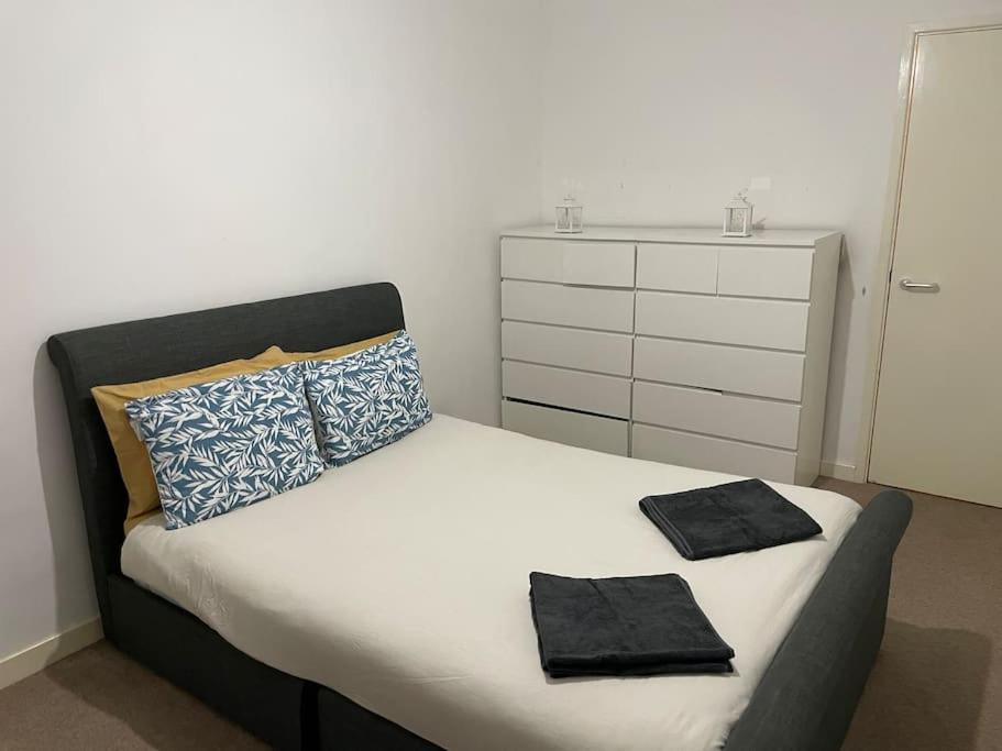 Spacious 2 Bedroom Modern Flat & Parking Apartamento Londres
