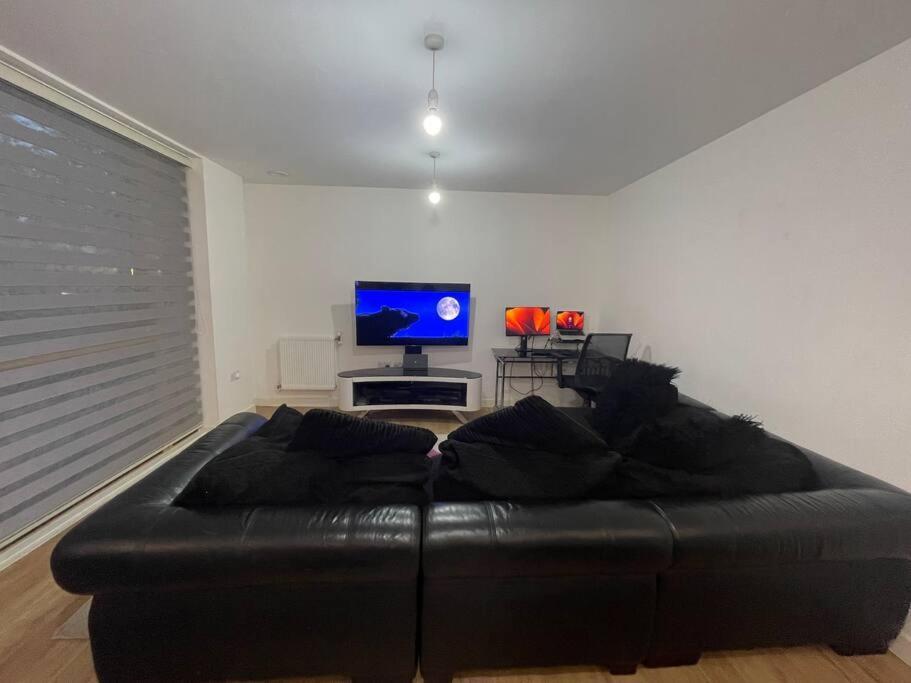 Spacious 2 Bedroom Modern Flat & Parking *