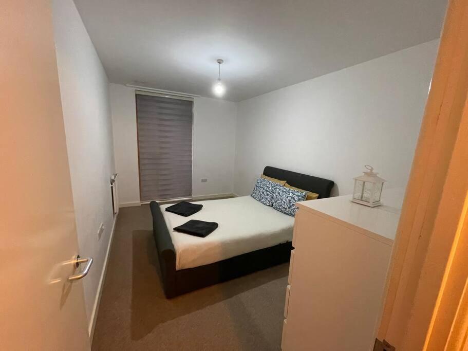 Spacious 2 Bedroom Modern Flat & Parking Apartment