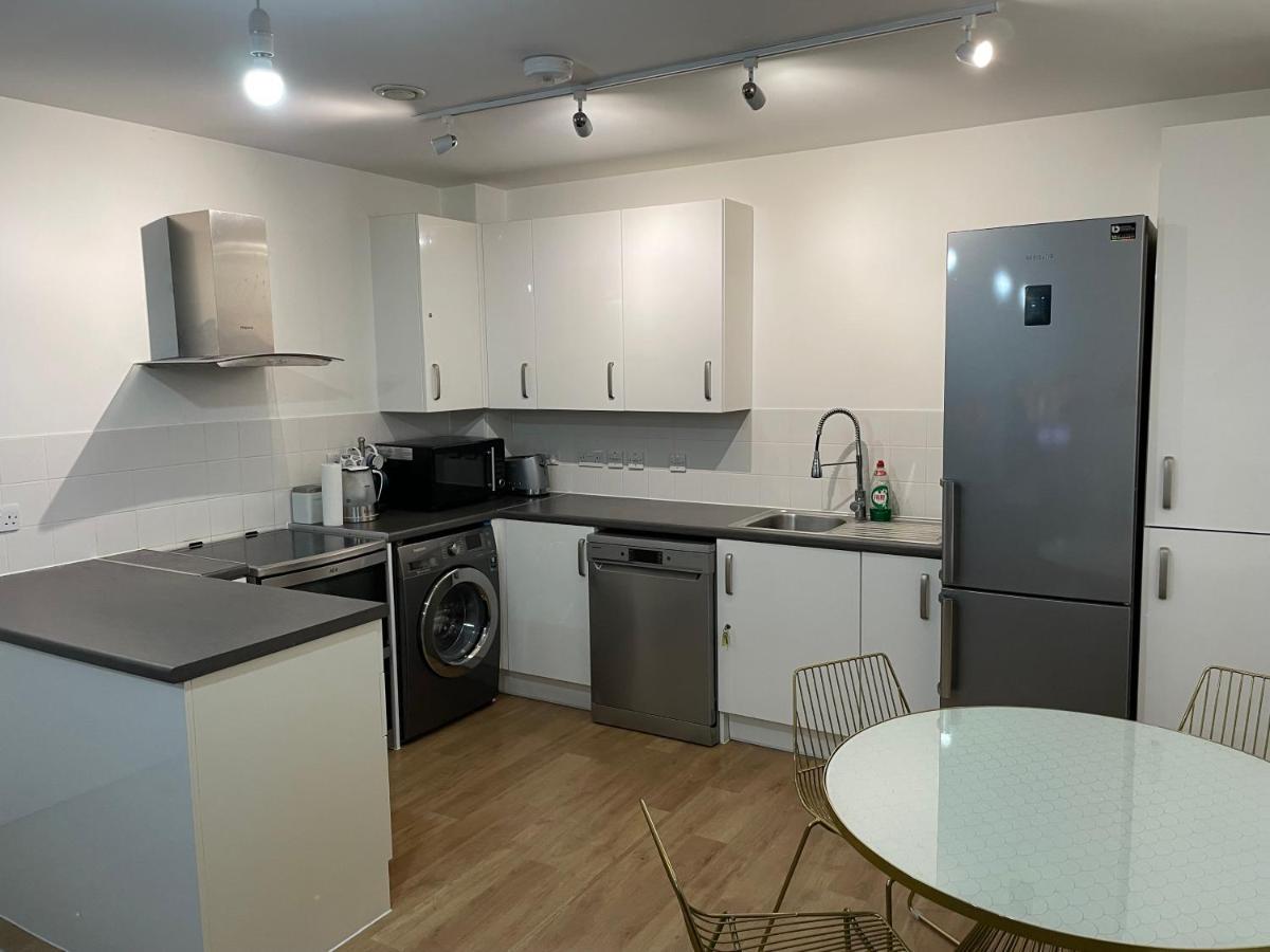 Spacious 2 Bedroom Modern Flat & Parking Apartment *