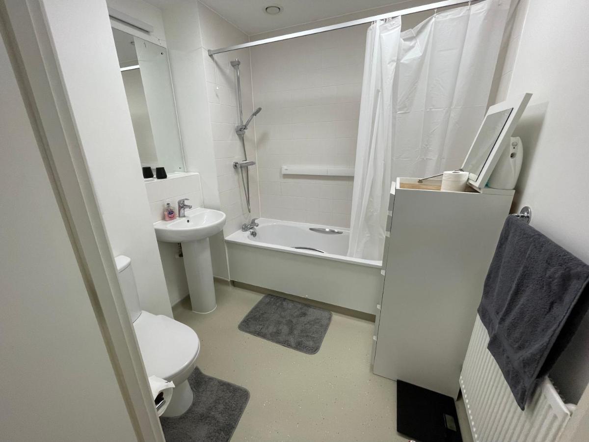 Spacious 2 Bedroom Modern Flat & Parking Apartment *