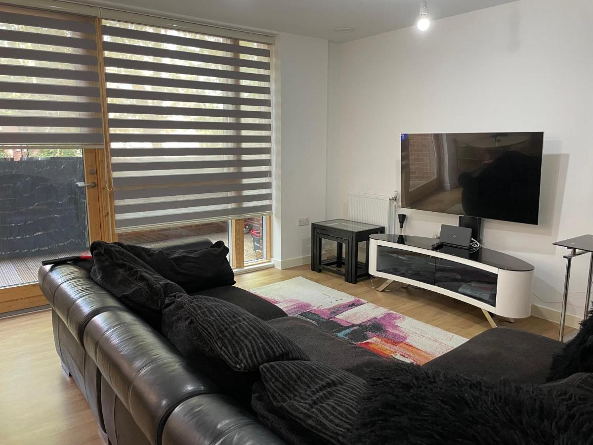 Apartment Spacious 2 Bedroom Modern Flat & Parking *