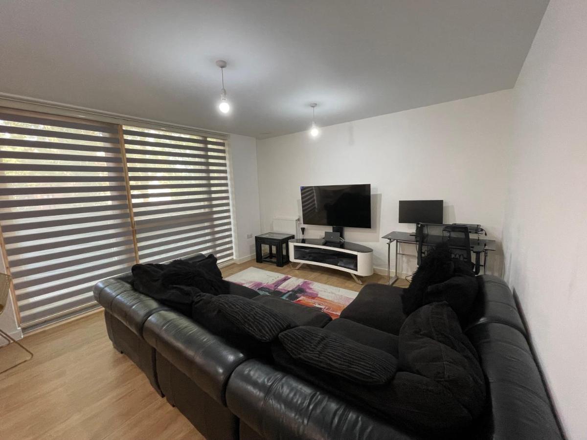 Spacious 2 Bedroom Modern Flat & Parking Apartment London