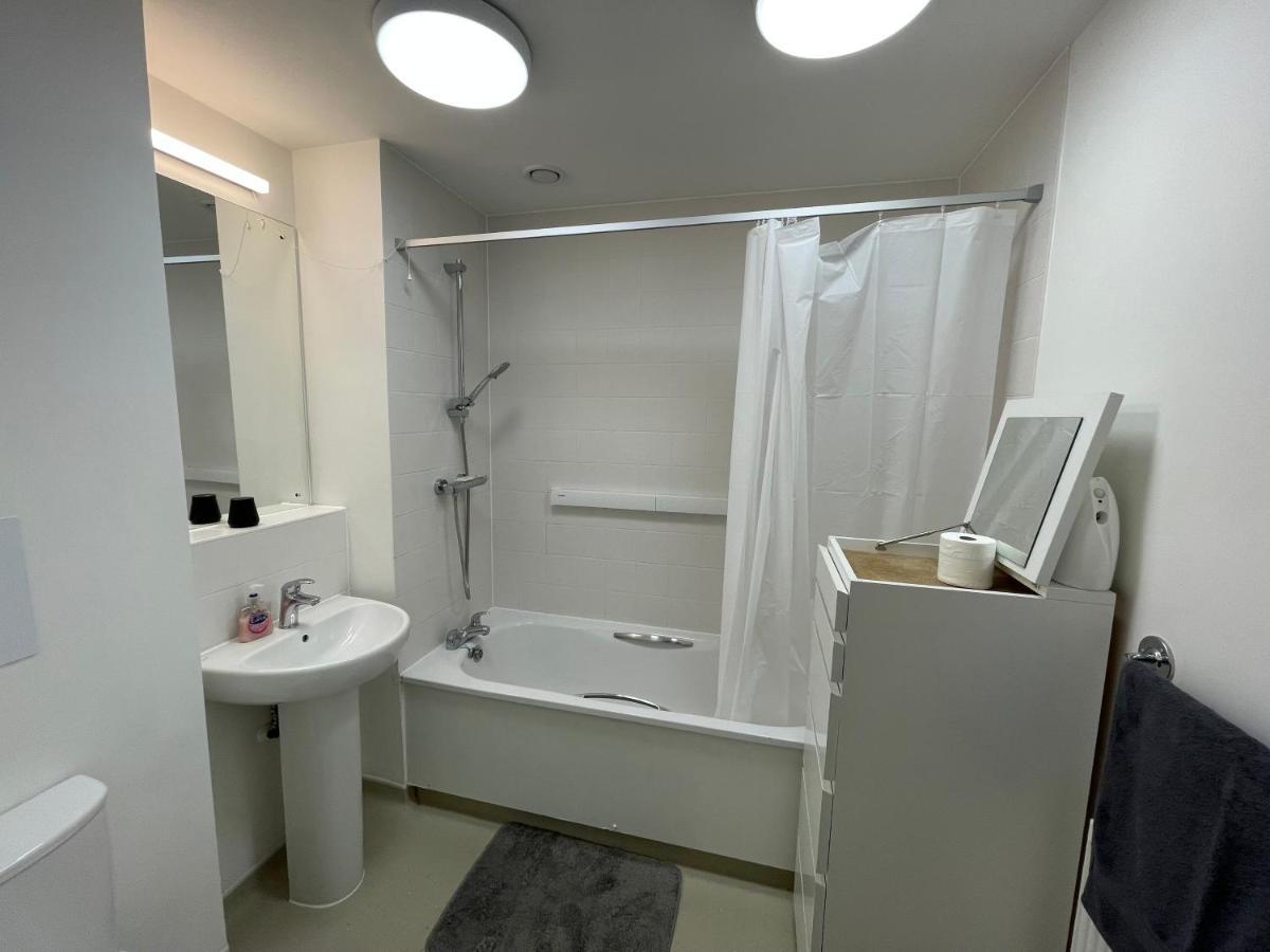 Spacious 2 Bedroom Modern Flat & Parking Apartment *