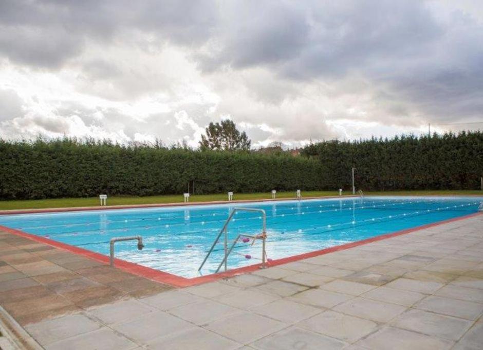 Spacious 2 Bedroom Modern Flat & Parking *