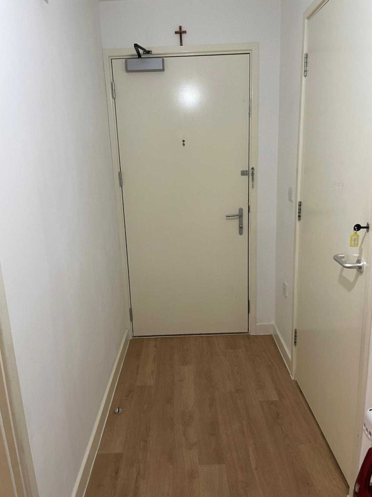 Apartment Spacious 2 Bedroom Modern Flat & Parking