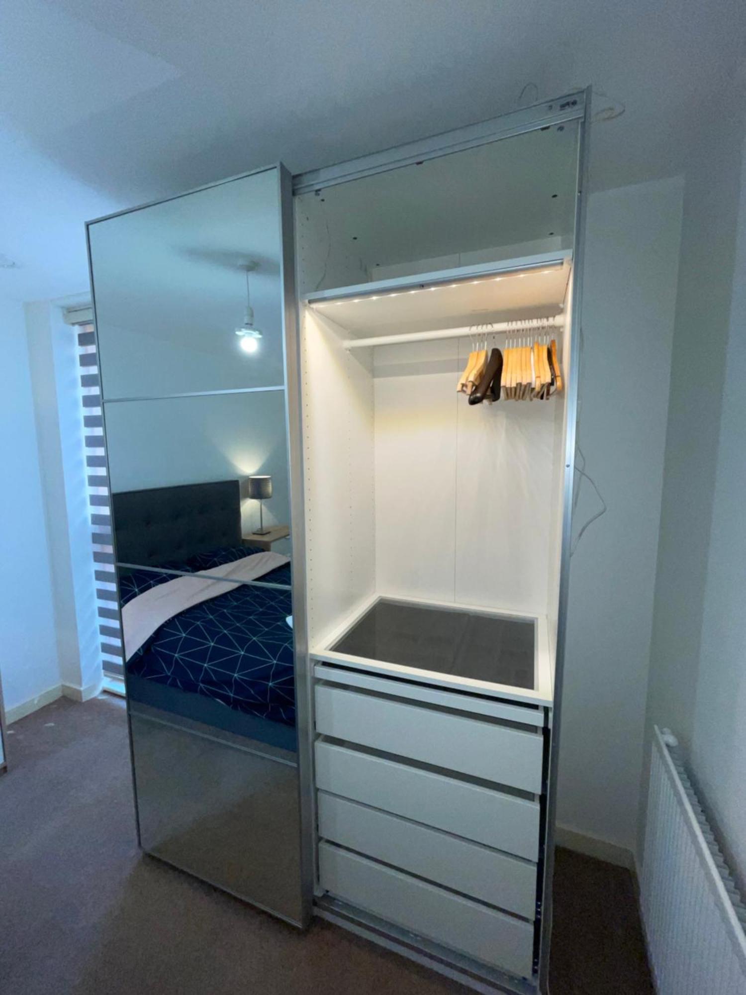 Spacious 2 Bedroom Modern Flat & Parking Apartment London