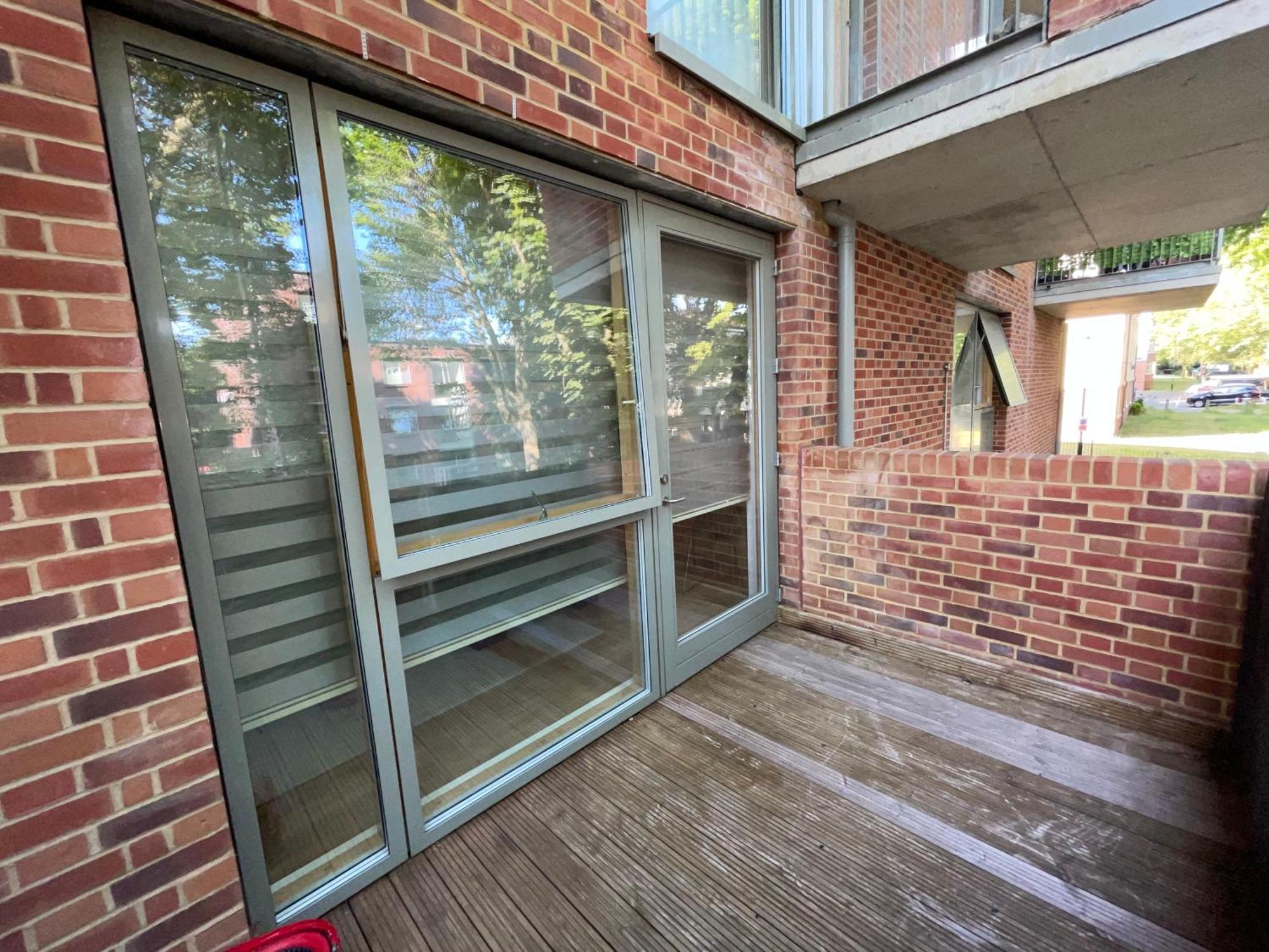Spacious 2 Bedroom Modern Flat & Parking